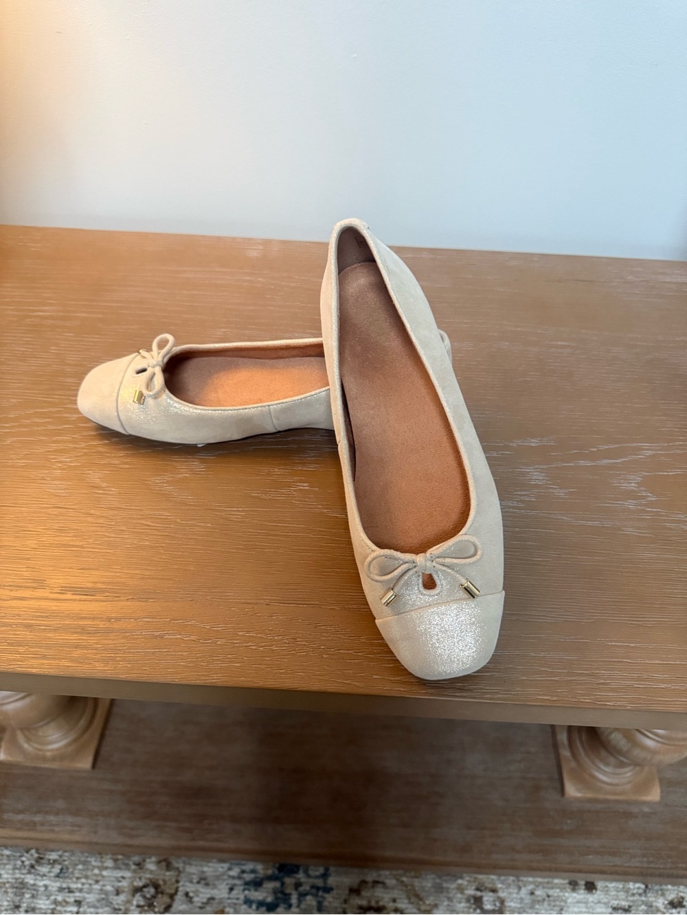 NWT Vionic gold suede flats 7.5